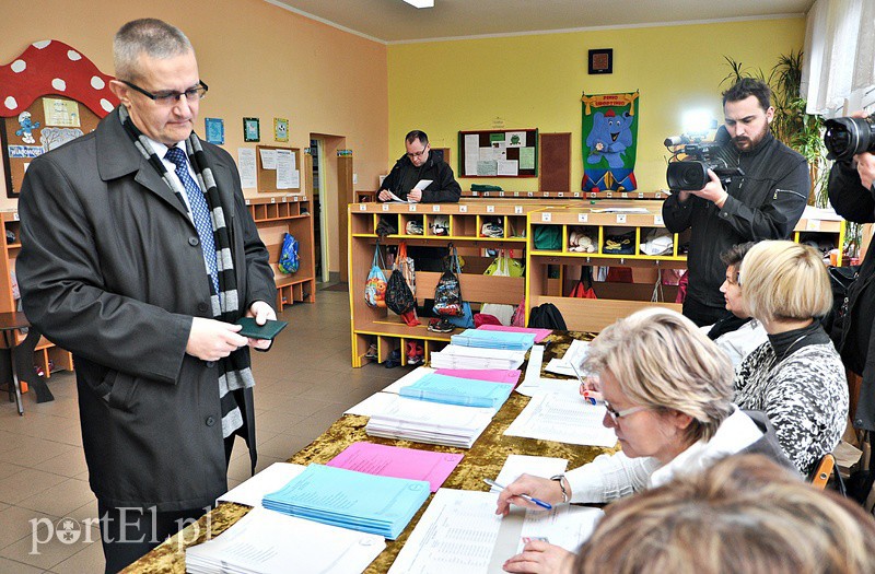 Kandydaci na prezydenta podczas głosowania zdjęcie nr 96734