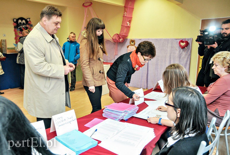 Kandydaci na prezydenta podczas głosowania zdjęcie nr 96743