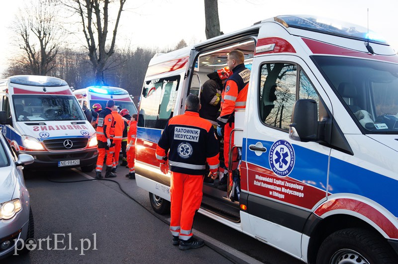 Czołowe zderzenie w Dąbrowie. Siedem osób rannych zdjęcie nr 97056