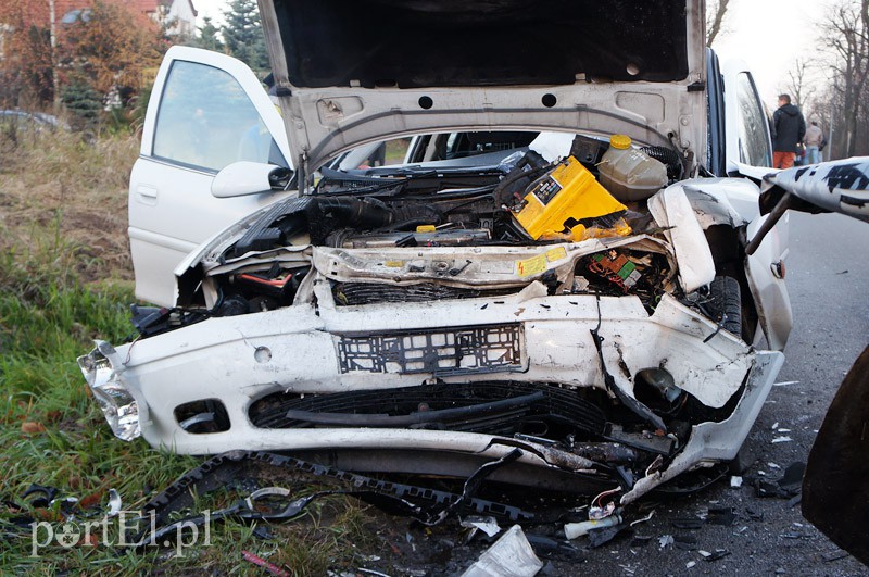 Czołowe zderzenie w Dąbrowie. Siedem osób rannych zdjęcie nr 97050