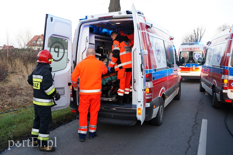 Czołowe zderzenie w Dąbrowie. Siedem osób rannych zdjęcie nr 97057