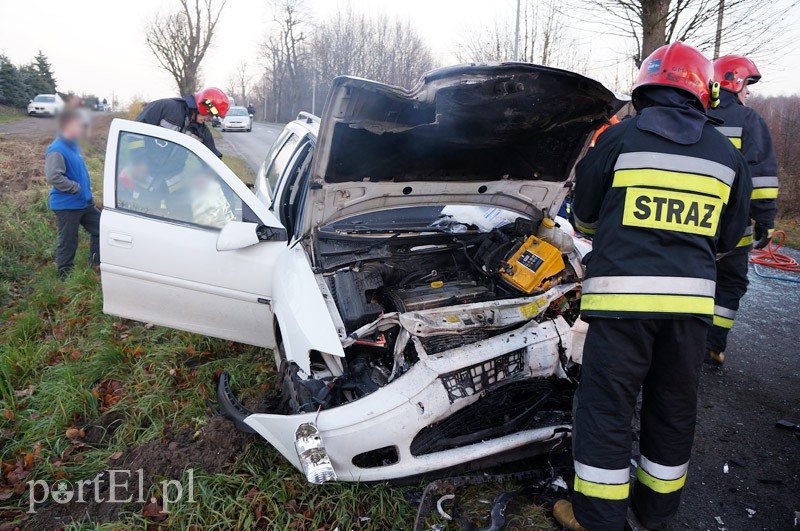Czołowe zderzenie w Dąbrowie. Siedem osób rannych zdjęcie nr 97044