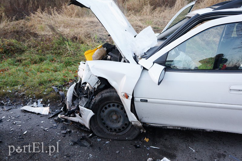 Czołowe zderzenie w Dąbrowie. Siedem osób rannych zdjęcie nr 97054