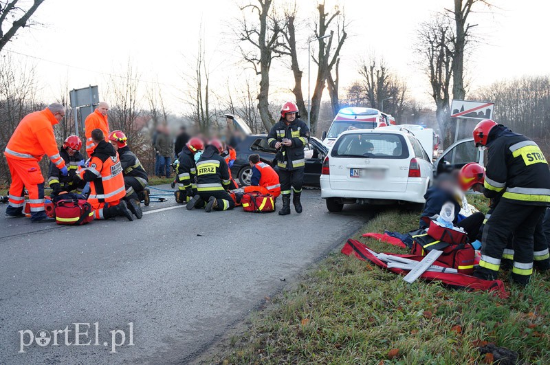 Czołowe zderzenie w Dąbrowie. Siedem osób rannych zdjęcie nr 97046