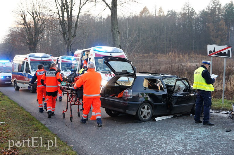 Czołowe zderzenie w Dąbrowie. Siedem osób rannych zdjęcie nr 97059