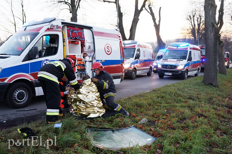Czołowe zderzenie w Dąbrowie. Siedem osób rannych zdjęcie nr 97048