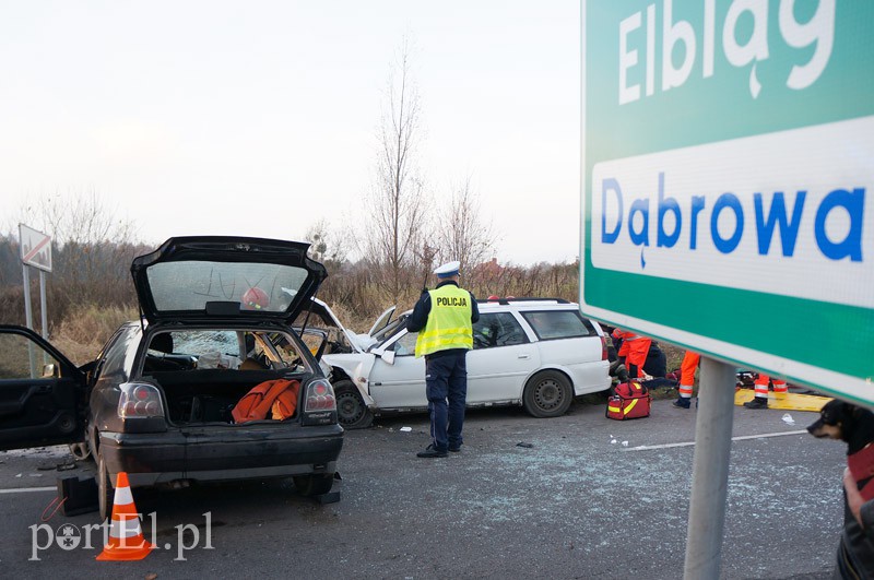 Czołowe zderzenie w Dąbrowie. Siedem osób rannych zdjęcie nr 97058
