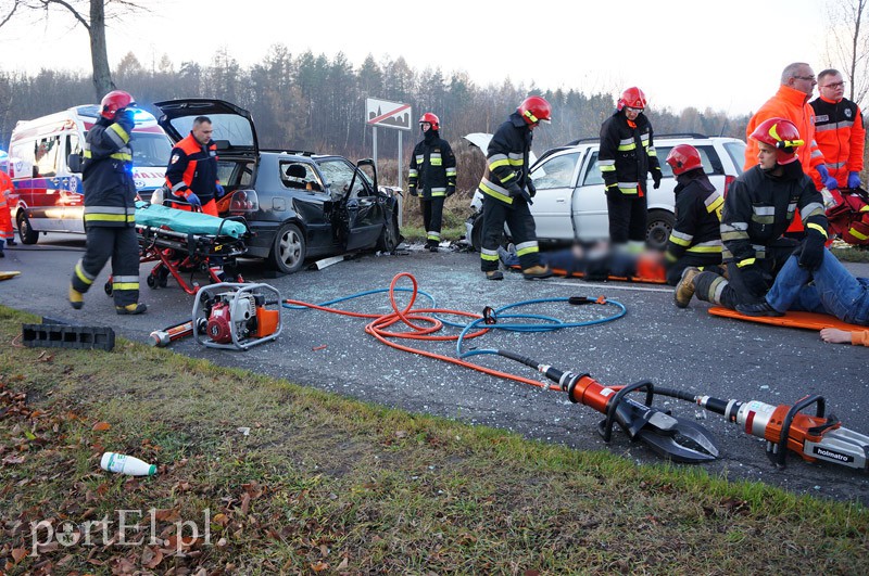 Czołowe zderzenie w Dąbrowie. Siedem osób rannych zdjęcie nr 97045