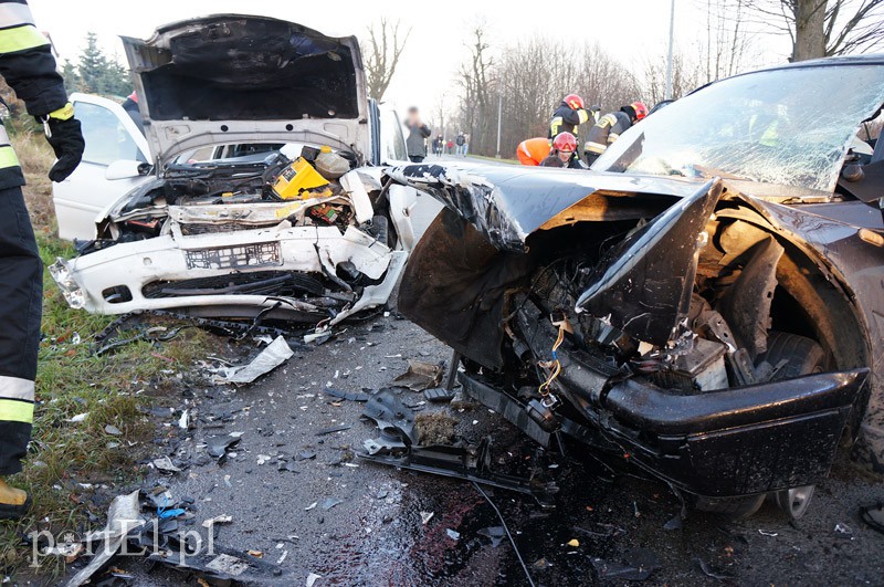 Czołowe zderzenie w Dąbrowie. Siedem osób rannych zdjęcie nr 97051