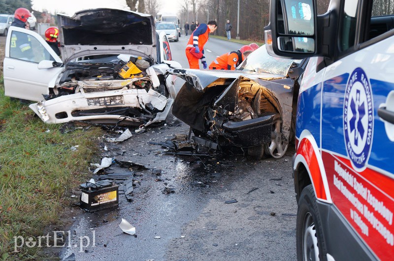 Czołowe zderzenie w Dąbrowie. Siedem osób rannych zdjęcie nr 97055