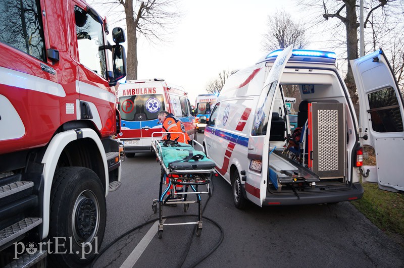 Czołowe zderzenie w Dąbrowie. Siedem osób rannych zdjęcie nr 97041