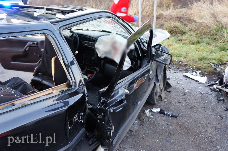 Czołowe zderzenie w Dąbrowie. Siedem osób rannych zdjęcie nr 97053