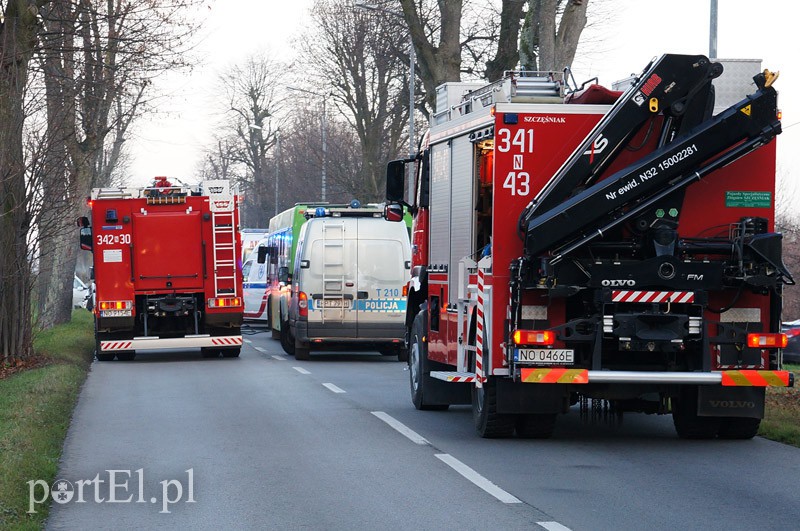 Czołowe zderzenie w Dąbrowie. Siedem osób rannych zdjęcie nr 97040