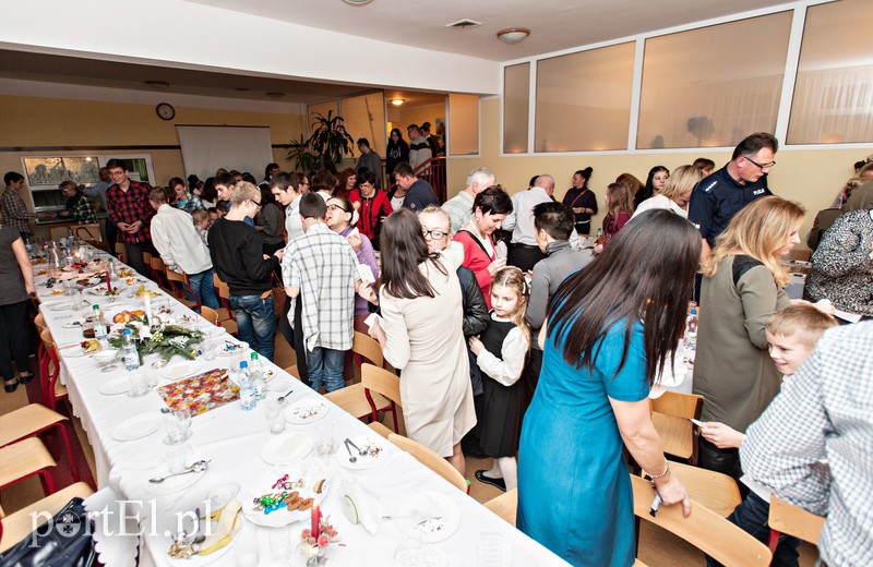 Wszyscy razem przy jednym stole zdjęcie nr 98001