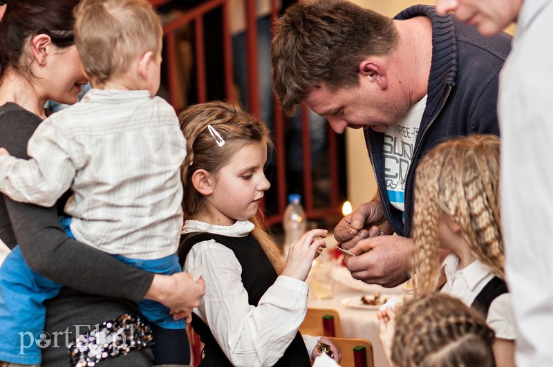 Wszyscy razem przy jednym stole zdjęcie nr 98007