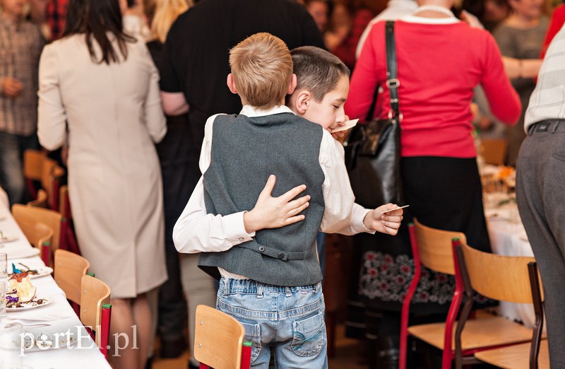 Wszyscy razem przy jednym stole zdjęcie nr 98004