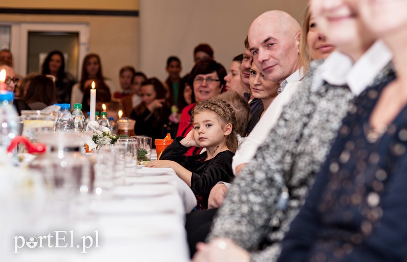 Wszyscy razem przy jednym stole zdjęcie nr 97979