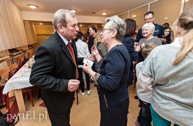 Wszyscy razem przy jednym stole zdjęcie nr 98002