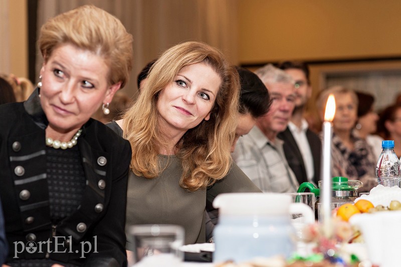 Wszyscy razem przy jednym stole zdjęcie nr 97978