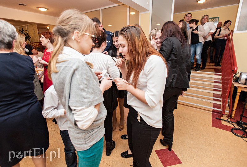 Wszyscy razem przy jednym stole zdjęcie nr 98003