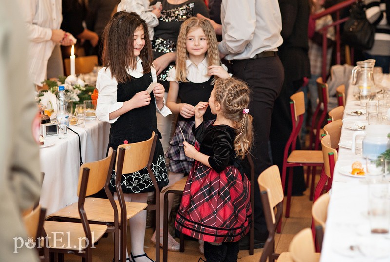 Wszyscy razem przy jednym stole zdjęcie nr 98008