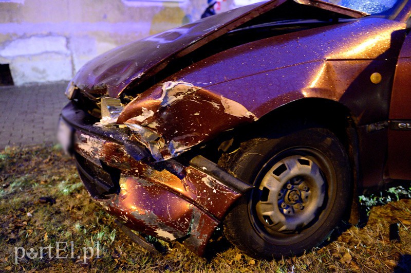 Czołowe zderzenie na Wiejskiej zdjęcie nr 98146