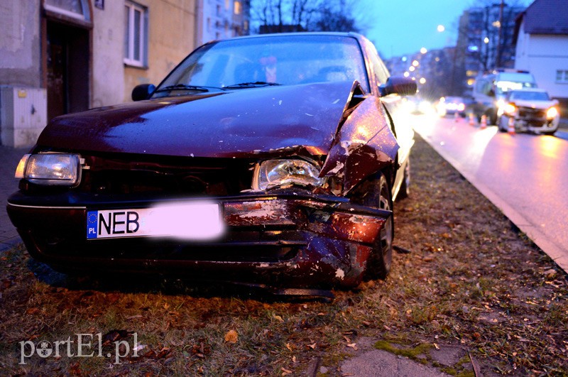 Czołowe zderzenie na Wiejskiej zdjęcie nr 98137