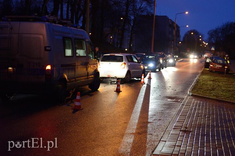 Czołowe zderzenie na Wiejskiej zdjęcie nr 98143