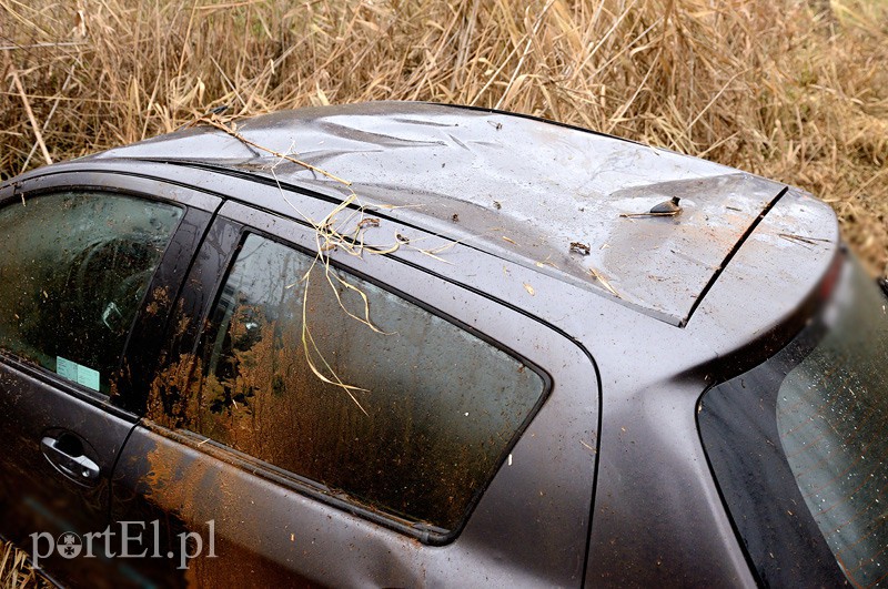 Toyotą wpadła do przydrożnego rowu zdjęcie nr 98370