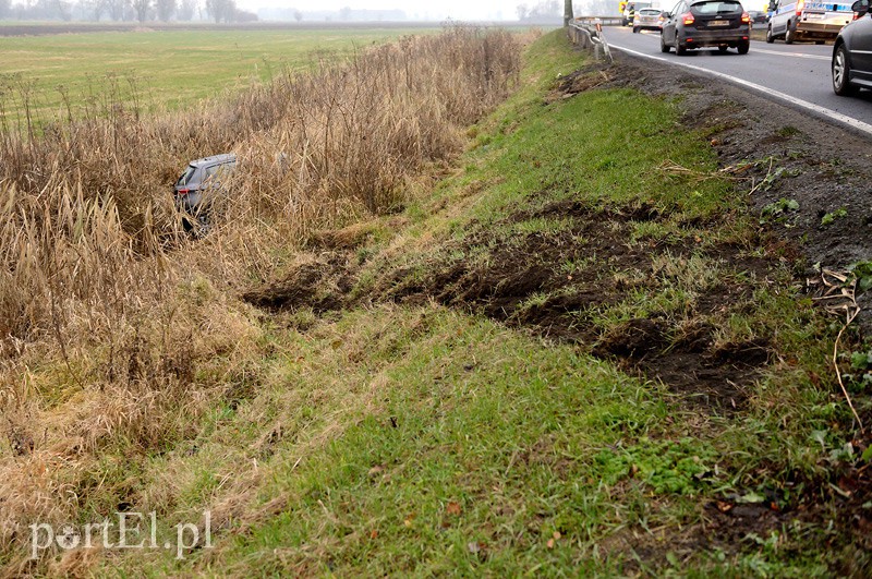 Toyotą wpadła do przydrożnego rowu zdjęcie nr 98373