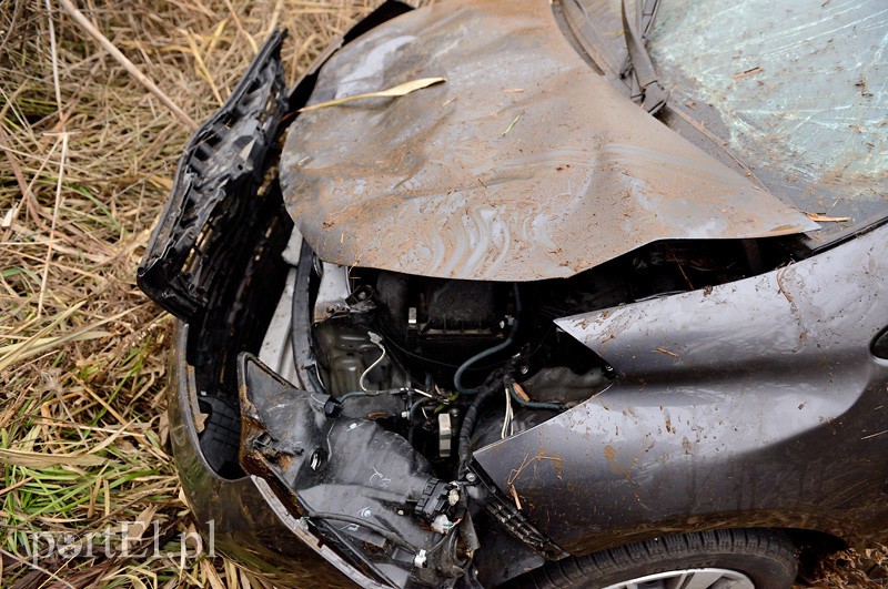 Toyotą wpadła do przydrożnego rowu zdjęcie nr 98371