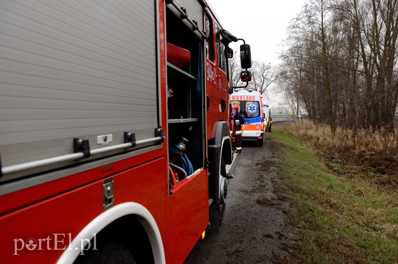 Toyotą wpadła do przydrożnego rowu zdjęcie nr 98364