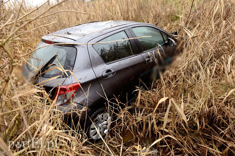 Toyotą wpadła do przydrożnego rowu zdjęcie nr 98369
