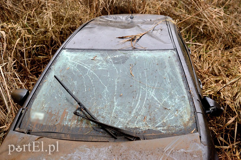 Toyotą wpadła do przydrożnego rowu zdjęcie nr 98372