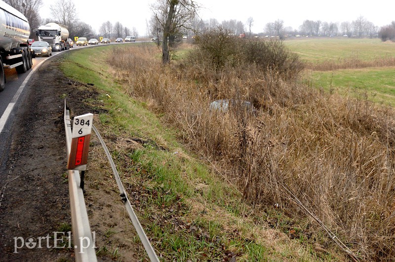 Toyotą wpadła do przydrożnego rowu zdjęcie nr 98374