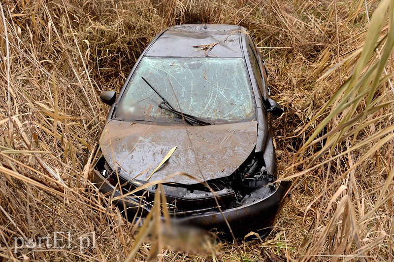 Toyotą wpadła do przydrożnego rowu zdjęcie nr 98366