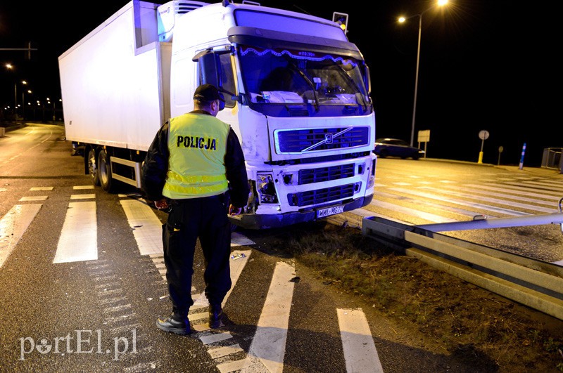 Wypadek na skrzyżowaniu ul. Żuławskiej z obwodnicą zdjęcie nr 98398