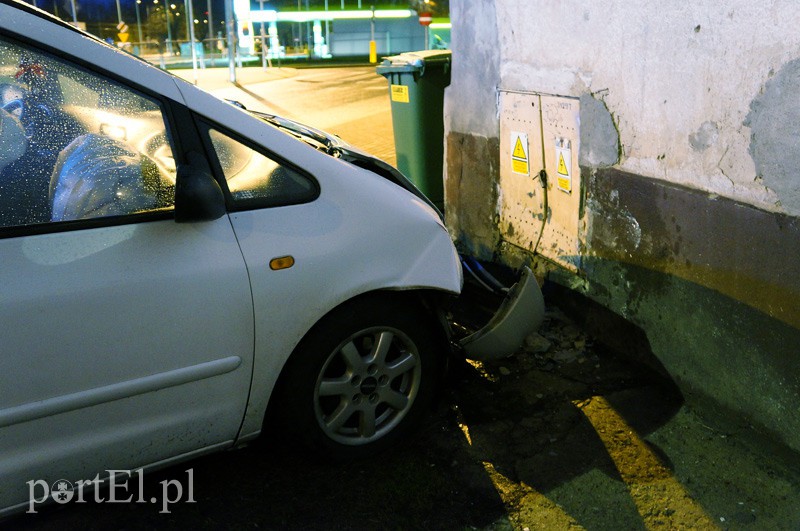 Sharanem uderzył w budynek zdjęcie nr 98514
