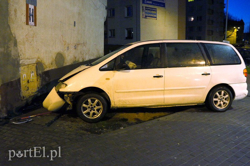 Sharanem uderzył w budynek zdjęcie nr 98510