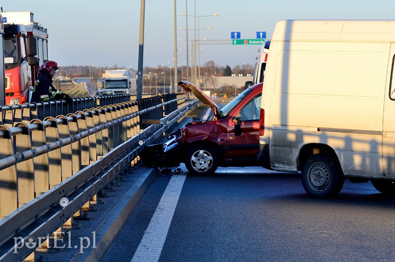 Wypadek na obwodnicy. Dwie osoby w szpitalu zdjęcie nr 98527