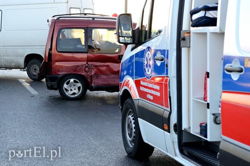 Wypadek na obwodnicy. Dwie osoby w szpitalu zdjęcie nr 98523