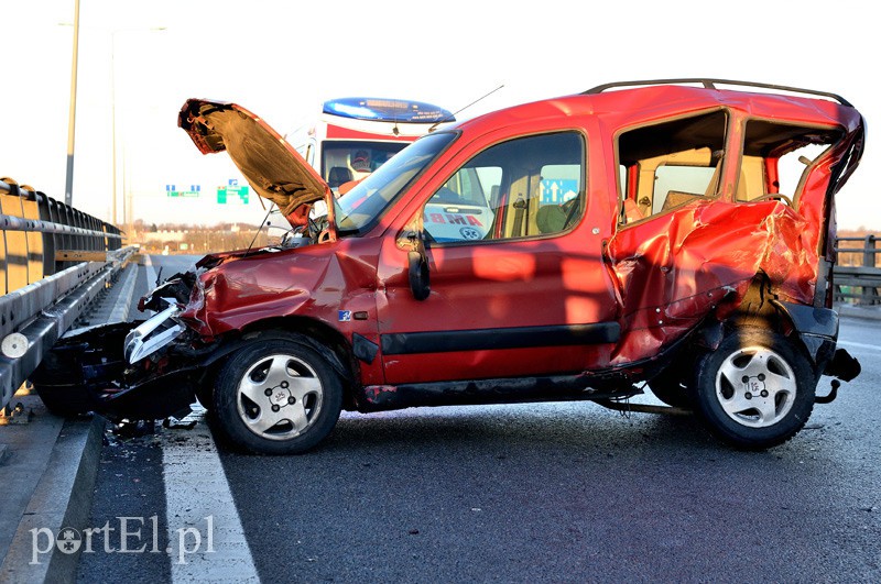 Wypadek na obwodnicy. Dwie osoby w szpitalu zdjęcie nr 98529