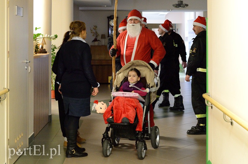 Dziewczynka, która skradła strażackie serca zdjęcie nr 98784