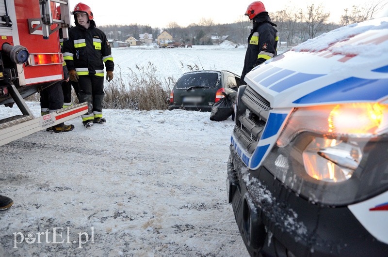 Rubno Wielkie: opel w rowie, jedna osoba w szpitalu zdjęcie nr 98854