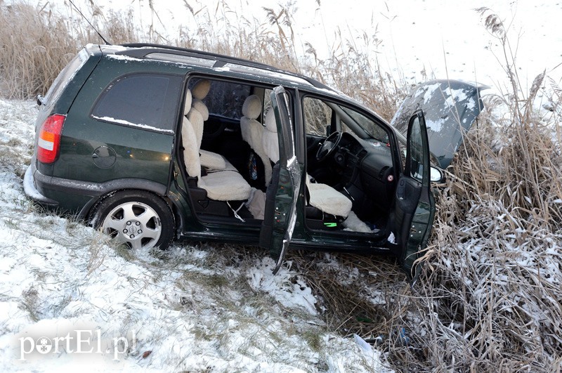 Rubno Wielkie: opel w rowie, jedna osoba w szpitalu zdjęcie nr 98857
