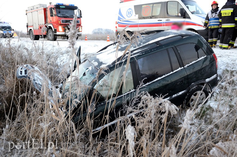Rubno Wielkie: opel w rowie, jedna osoba w szpitalu zdjęcie nr 98859