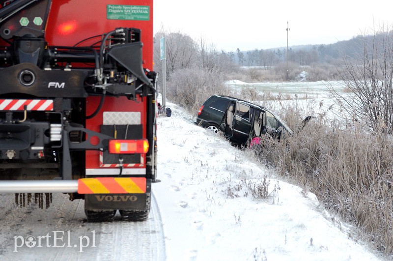 Elbląg Rubno Wielkie: opel w rowie, jedna osoba w szpitalu