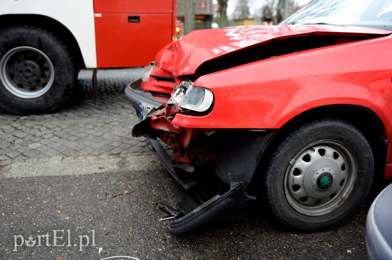 Zderzenie na Królewieckiej: jedna osoba w szpitalu zdjęcie nr 98952