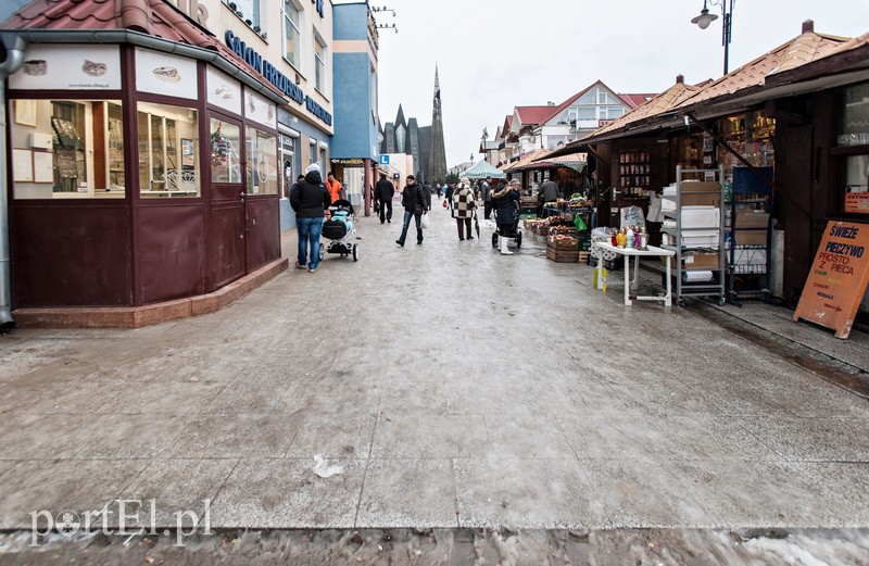 Elbląg Kabel energetyczny opóźnił prace w pasażu