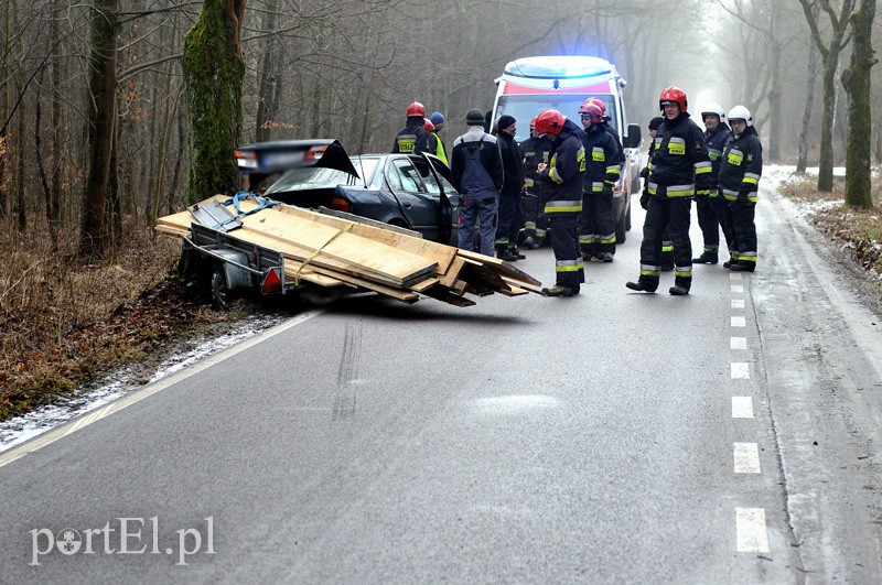 Nowe Monasterzysko: nissanem w drzewo zdjęcie nr 101073